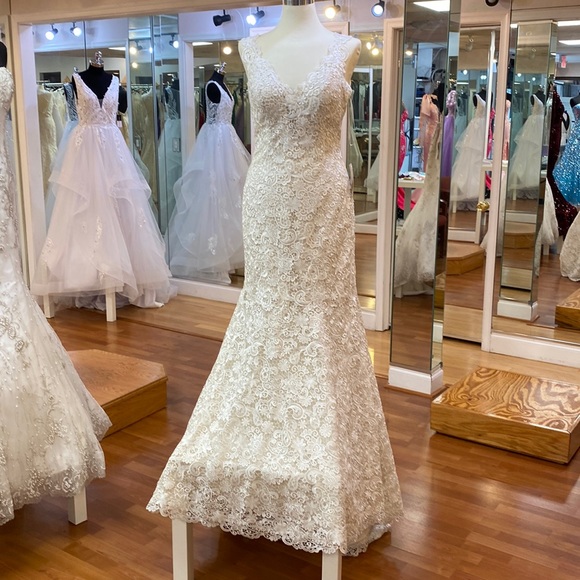 ⭐️SOLD⭐️ Maggie Sottero ivory over light gold wedding gown - Picture 1 of 14